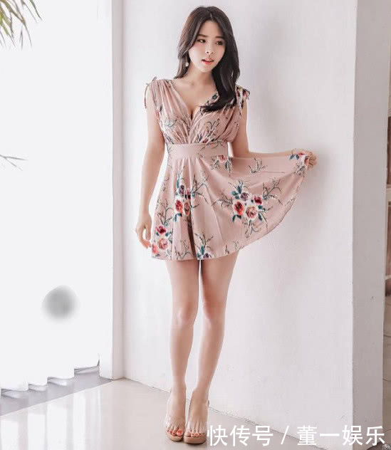 穿粉色连衣裙的小姐姐，既粉嫩还性感！