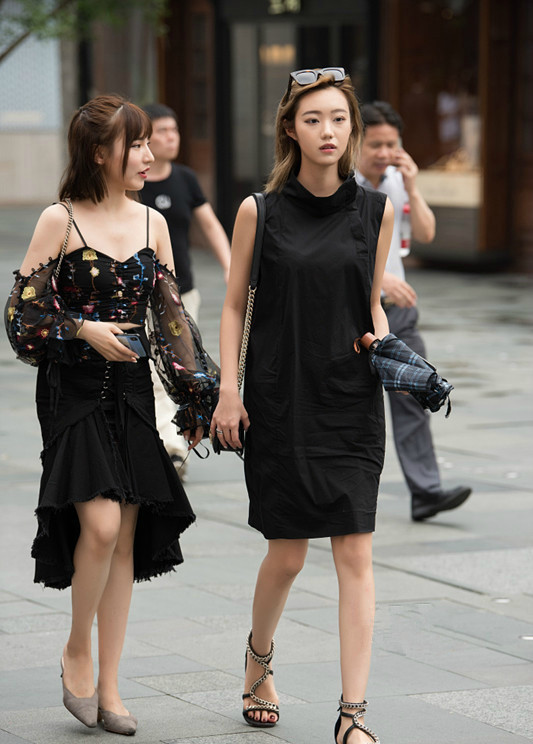 街拍：穿着时尚清凉的长腿小姐姐，低调又有韵味！