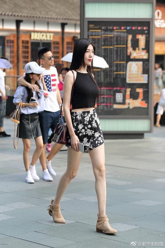 街拍:穿紧身长裤的美女们，拥有让人惊叹的好身材，太撩人!