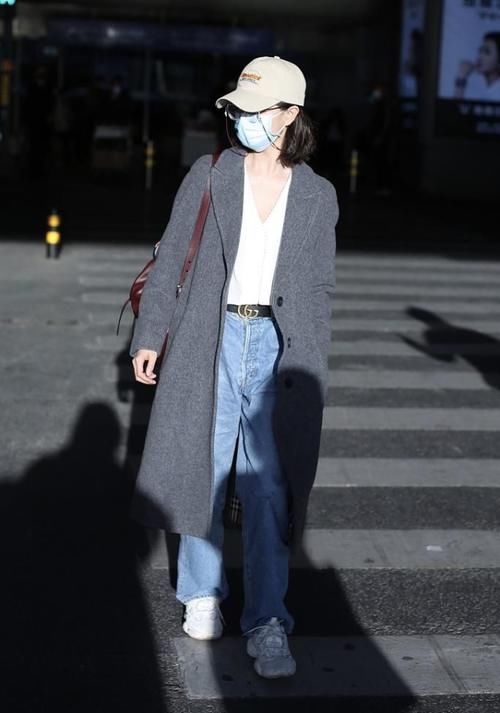  风衣：“田丹”年后首现身，高腰仔裤外搭风衣，知性又大气