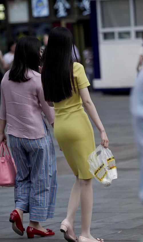  感觉|形形色色的裙装当中，还是穿修身短裙更美