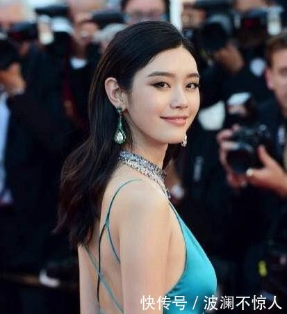 奚梦瑶出席活动穿孔雀蓝丝质长裙，网友天生丽质的她简直美极了