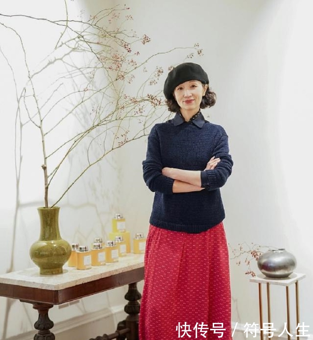  大妈■50岁女人如何摆脱“大妈感”？瞧三木妈妈这样穿，优雅减龄又时髦