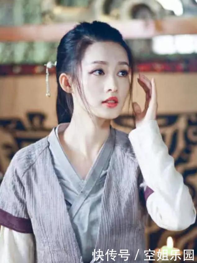 李沁穿着变大胆，衣服挺俏皮，网友：哪都好，就是腰部赘肉暴露了