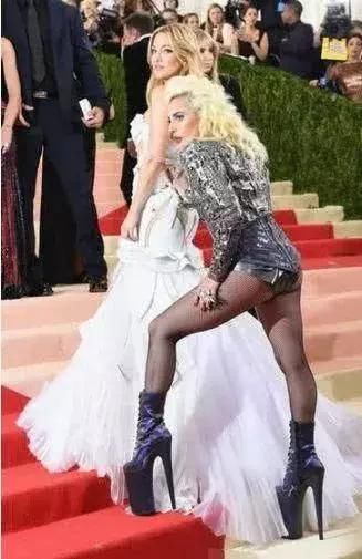 对于女星15cm还叫高跟鞋?那是平底鞋!你是没看到“恨天高女王”