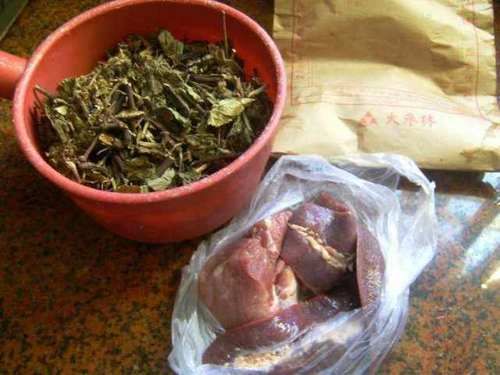 果实像“炭渣”，吃了满嘴黑，儿时拿它当糖吃，老农却更稀罕叶子