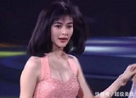 54岁关之琳宝刀未老，大红唇无敌了，网友：女神坐姿了解一下！