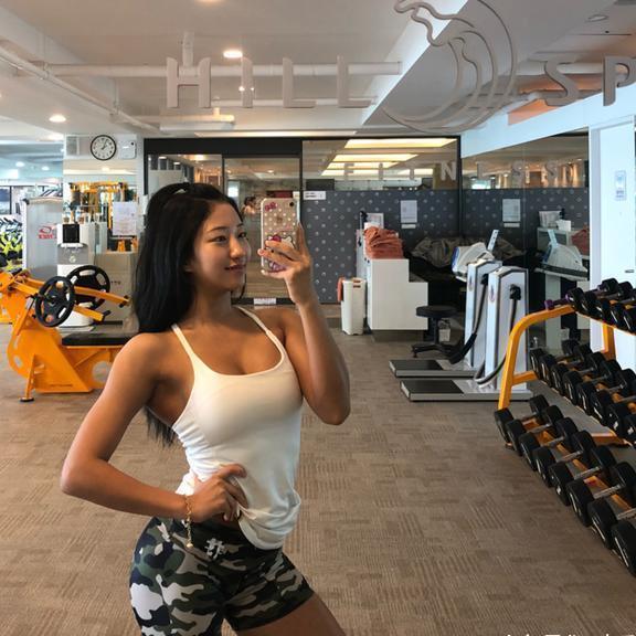 健身女神身材出众, 小麦色肤色, 健康而富有活力