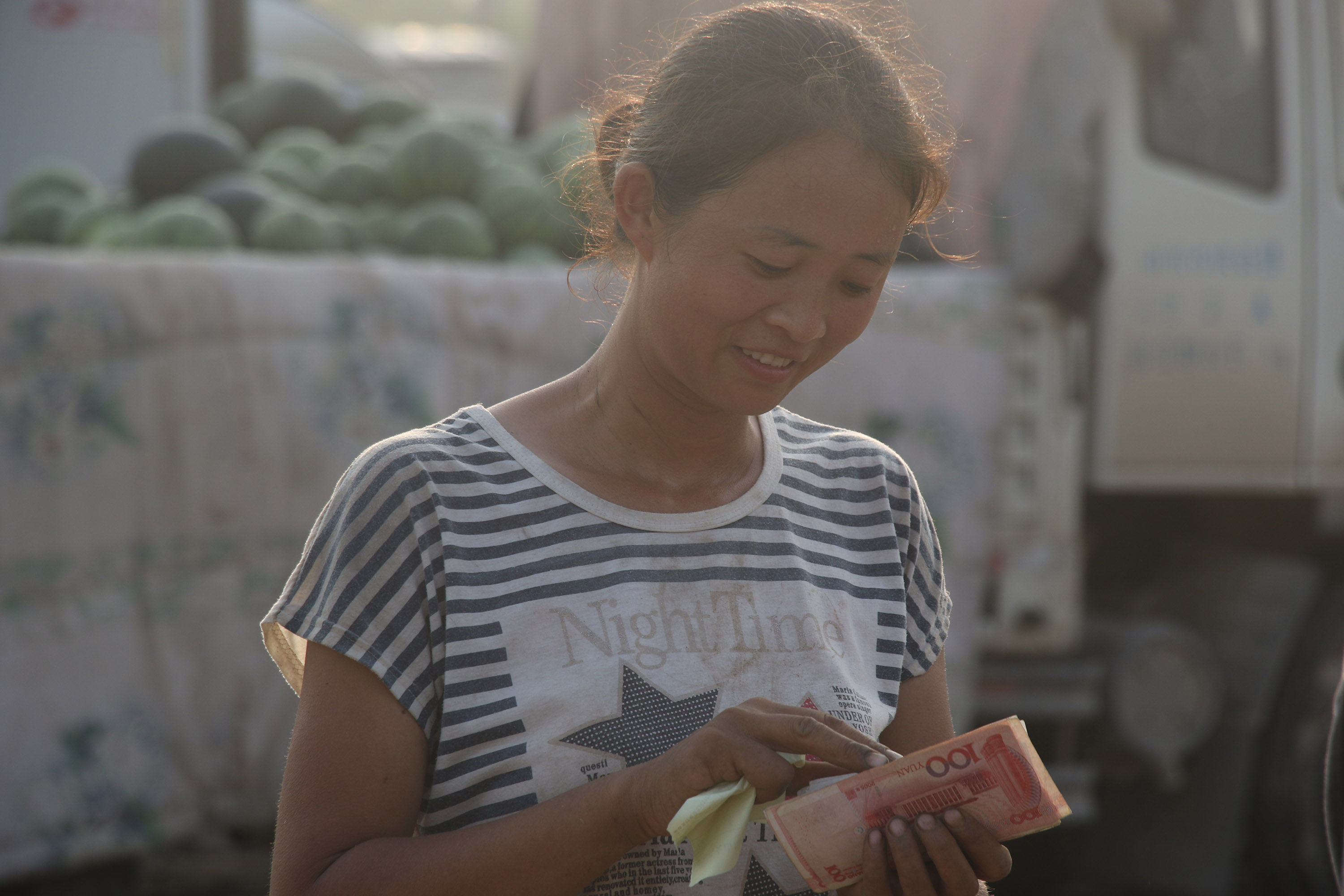 万斤西瓜多卖800元只因一招，农村美女大姐开心数钱