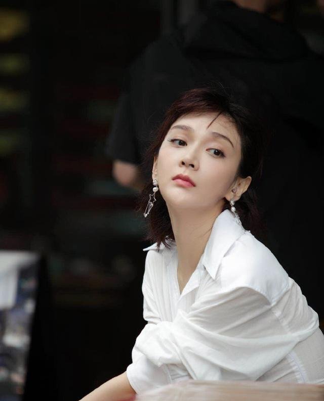 她是《老房有喜》小海燕，如今秋衣外面穿抹胸，网友：漂亮