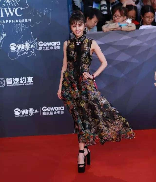 好尴尬，及膝裙被王子文穿成中长裙!之前显高打扮全靠一双高跟鞋