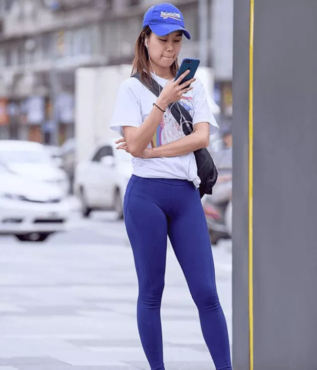 街拍: 在北京的街头, 城市的小姐姐越来越时尚新奇!