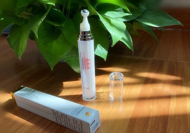  『眼霜』滋润眼霜排行榜：这些眼霜深层补水保湿抗皱，连薇娅都夸赞好用！