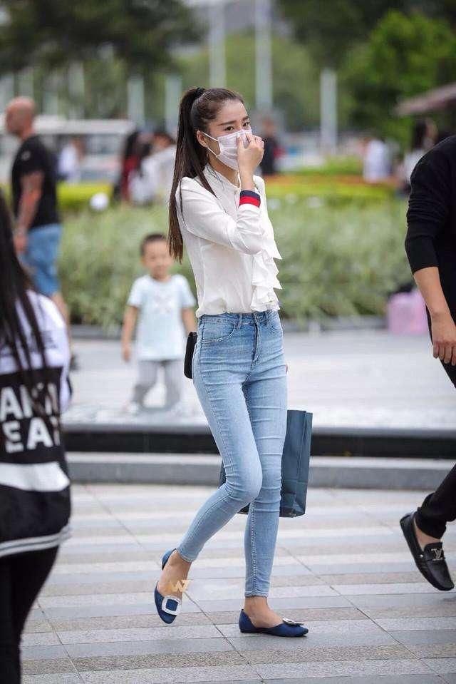  「腰肢」街拍：小姐姐穿露脐吊带，白皙腰肢很迷人，牛仔短裤增添青春气息