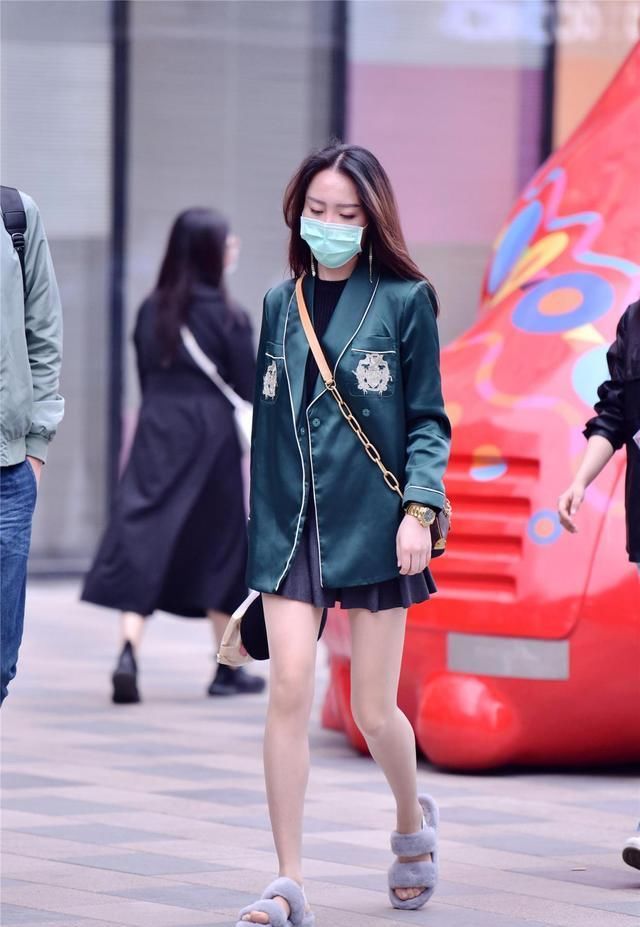  位美女选择一：春天穿着一款短裙，搭配出层次，还要穿出个性时尚，透出气质