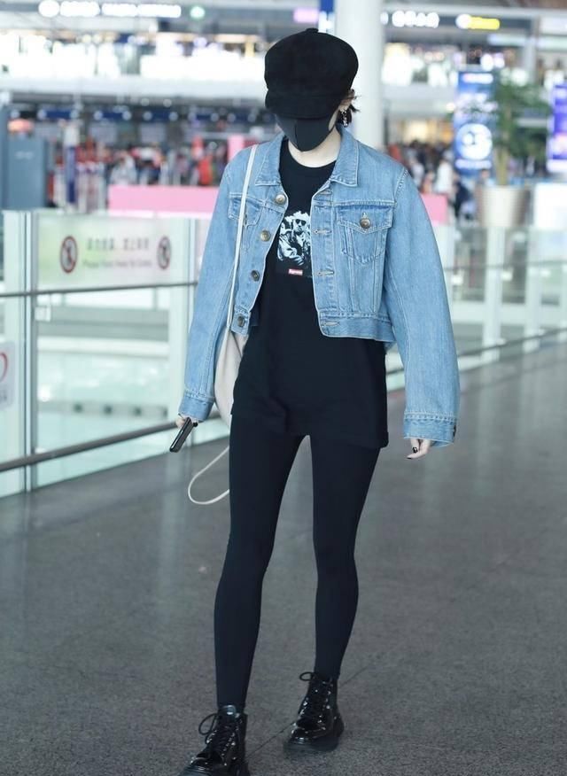  看起来@娜扎的时尚好难懂，穿外套故意短一截露出内搭，别说，还真挺好看