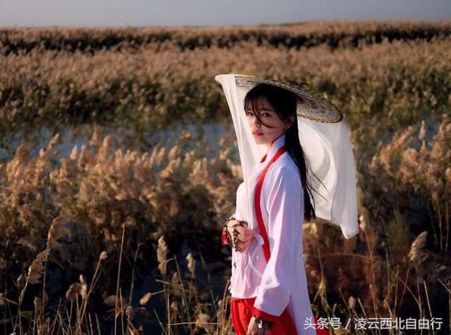 带着汉服去旅行之醉美额济纳;秋天,我在这里等你!