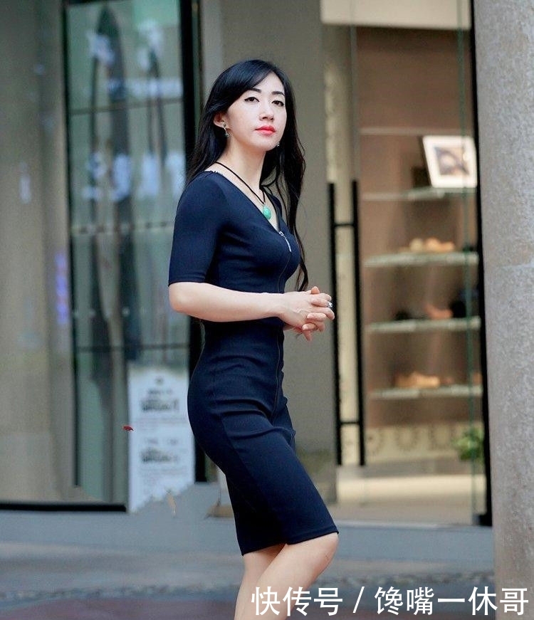  「女人味」街拍：白领气质打扮，将身材完美展现，低领口设计显女人味