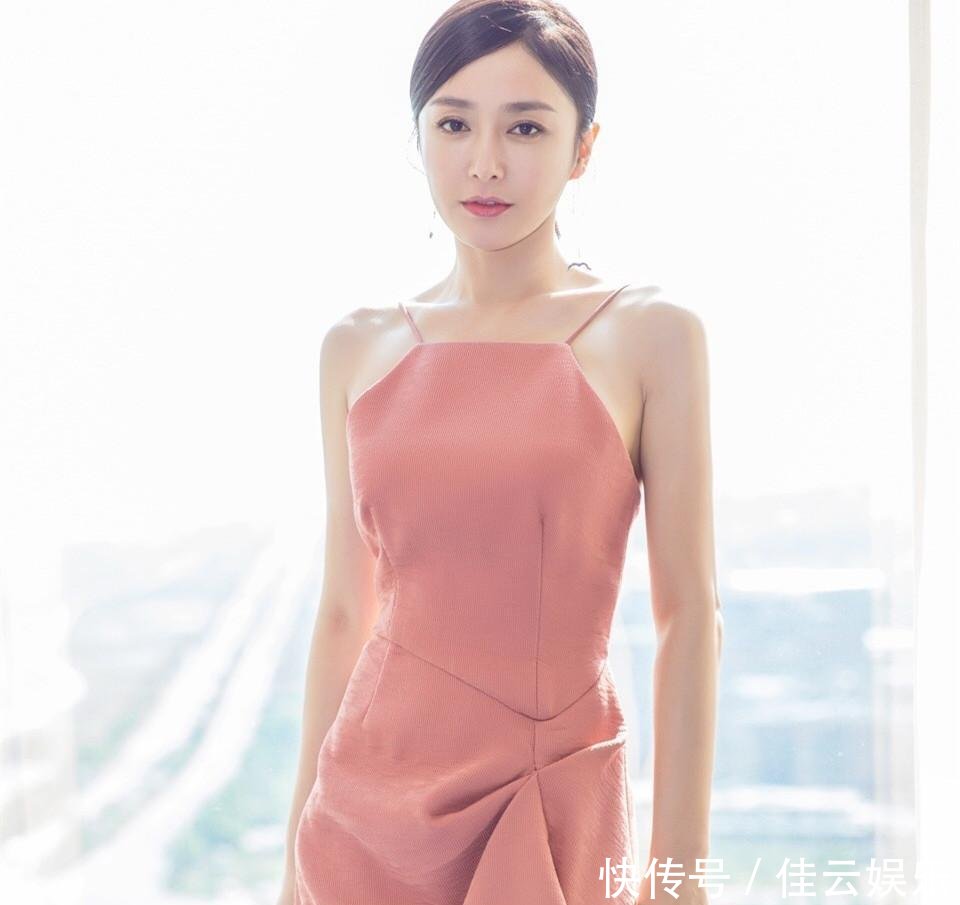 被秦岚的气质给惊艳到了! 穿白色西装很干练, 网友: 够时髦