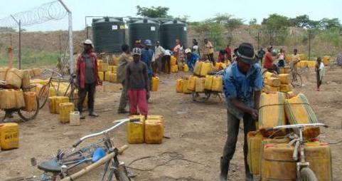 世界上虚荣心最重国家：白天穿名牌戴名表，晚上住茅厕饭都吃不饱