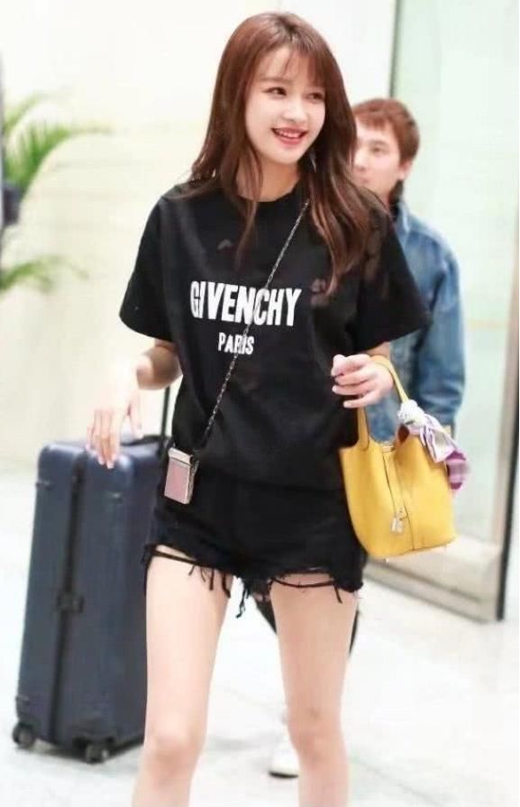 孙怡这斜挎包真个性!比手掌都小，到底用来装什么的?