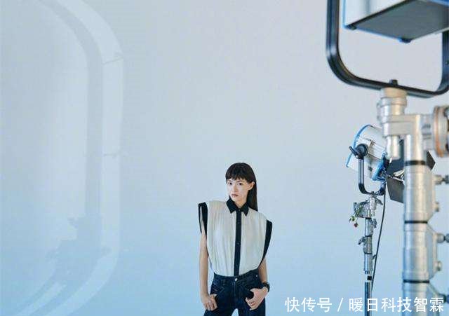 35岁唐嫣只不过剪了个“狗啃”刘海, 气质就变得大不一样了!