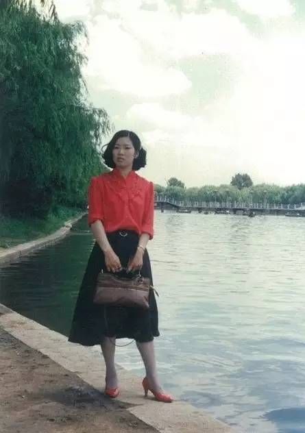 30年前的美女原来这么美，随处可见时尚潮流，这才是真正的美女