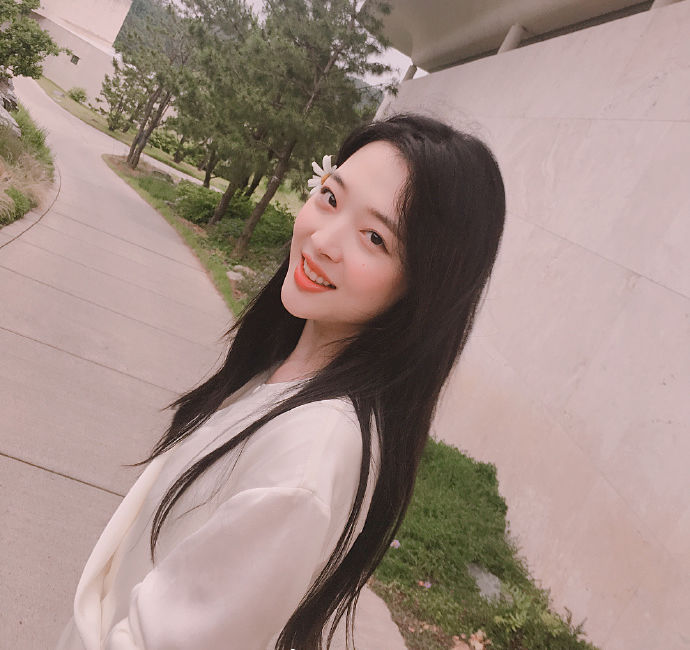 崔雪莉晒最新美照 清纯又性感的独特气质十分迷人