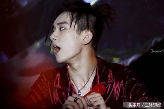 易烊千玺再次将女装穿出新高度，脏辫配V领红色睡衣，堪称妖孽！