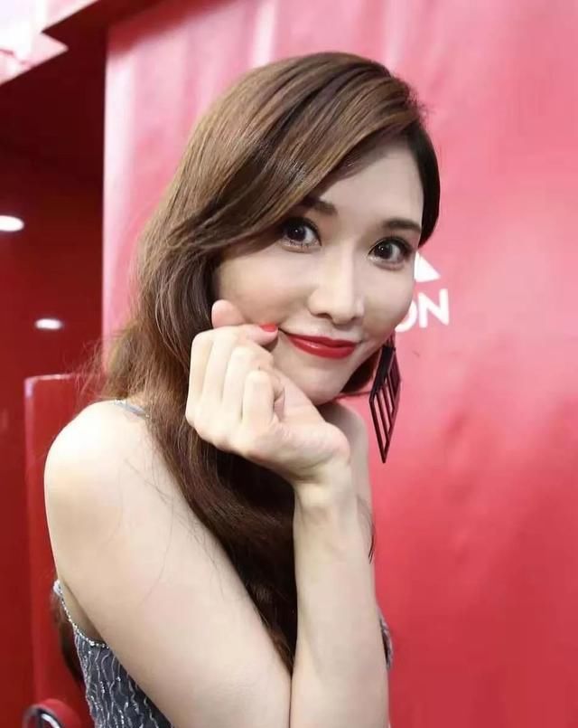『 双手』身材纤瘦似少女，双手一看就知她45岁了！，林志玲穿吊带出席活动