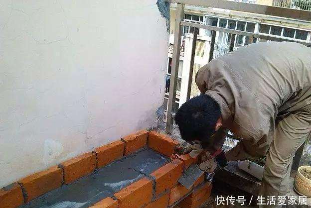  『邻居』邻居竟在楼顶搭建一个菜园，真让人哭笑不得，菜能吃吗？