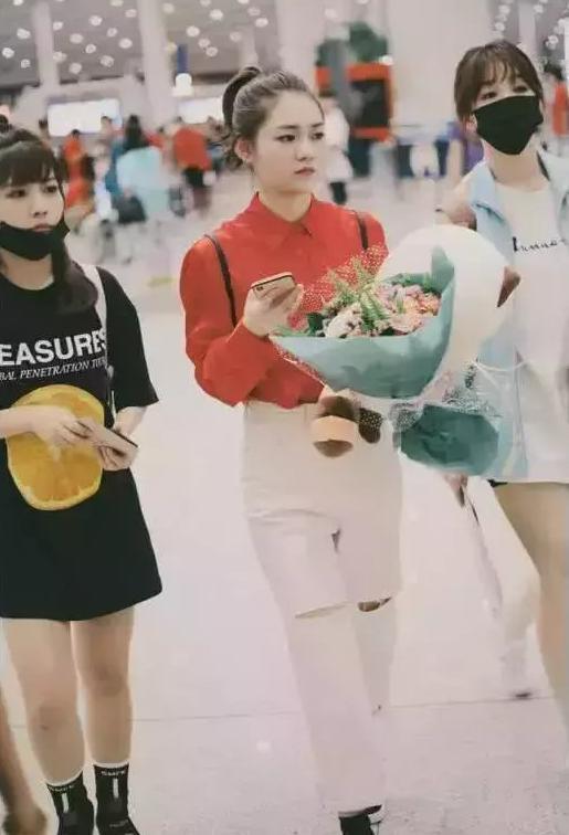 段奥娟真疯狂! 下体失踪只穿短袖? 网友: 16岁就这样穿真的好吗