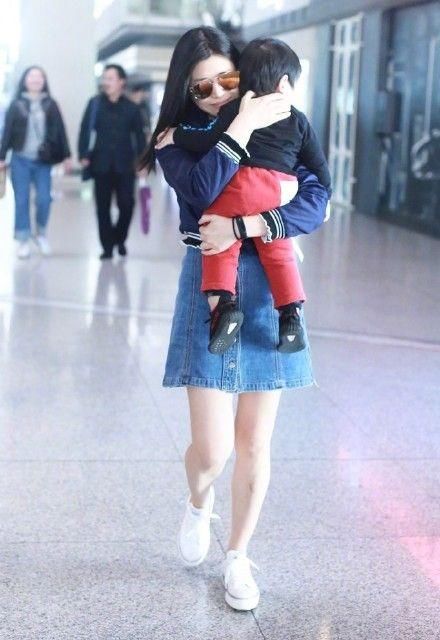 35岁陈妍希体重暴涨，粉色裙子快撑破了!还是少吃点吧!