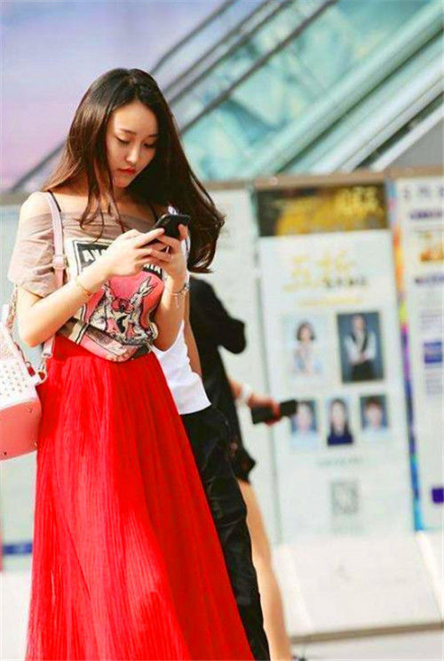  『气质』街拍：可爱美少女，无袖上衣搭配裙子，展现出与众不同的气质