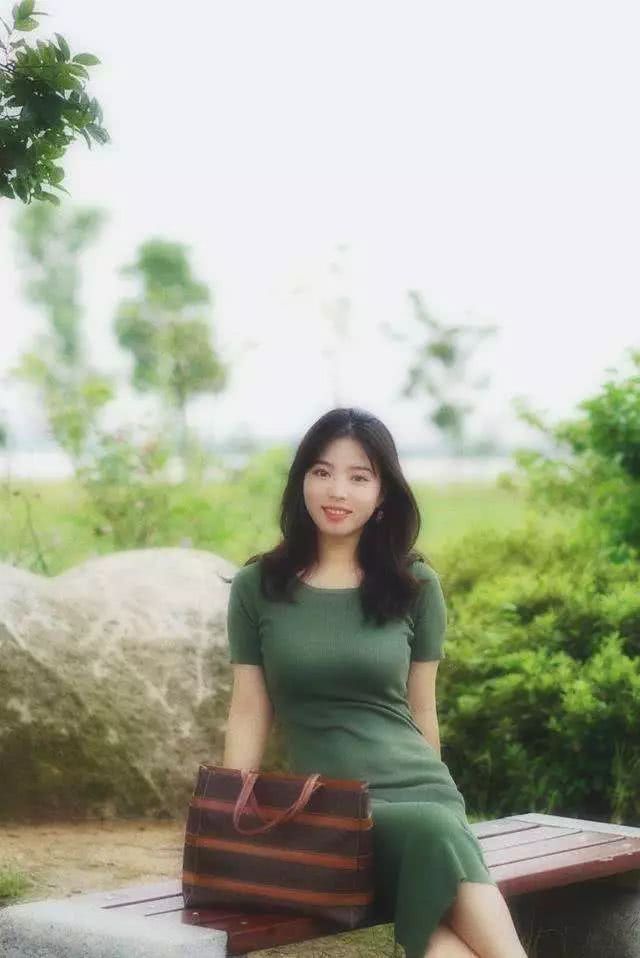 街拍：公园20多岁知性成熟的小姐姐，长裙下小肚肚显得软软的！