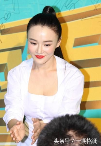 冉莹颖火辣露脐,牛仔裤开几十个破洞,网友:还戴肚脐钉,艳俗!