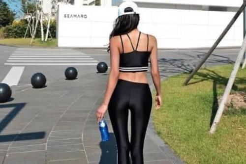 黑色紧身裤勾勒出的迷人身材，让你在火热的天气里更加美丽自如