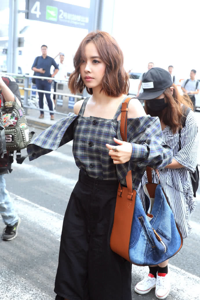 蔡依林身着格纹吊带一字装秀锁骨,网友:这个机场look满分