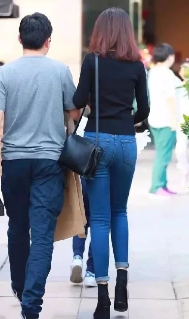 戴眼镜的知性小姐姐，黑色深V领t恤搭配牛仔紧身裤秒变时尚辣妹