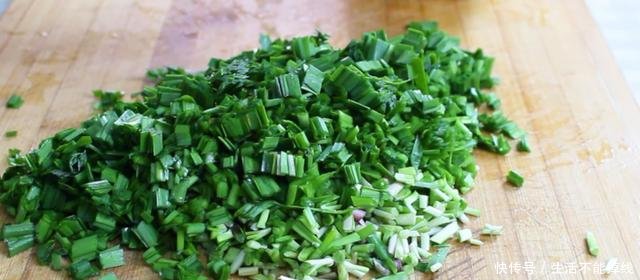 『食用油』很多人爱吃韭菜盒子,加了土豆的做法你吃过没,咬一口满嘴香
