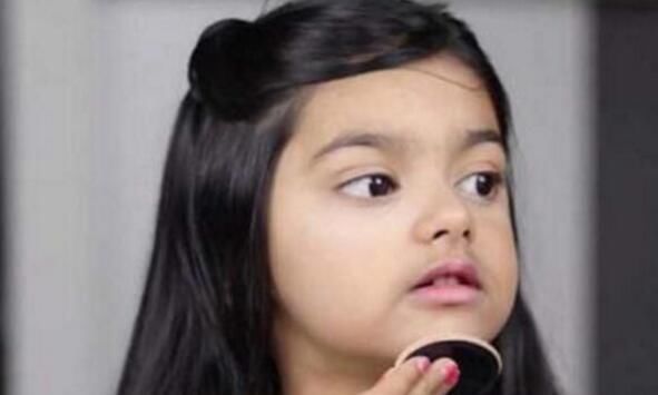 4岁小女孩化妆技术逆天，抹眼影打粉底让阿姨们都自愧不如