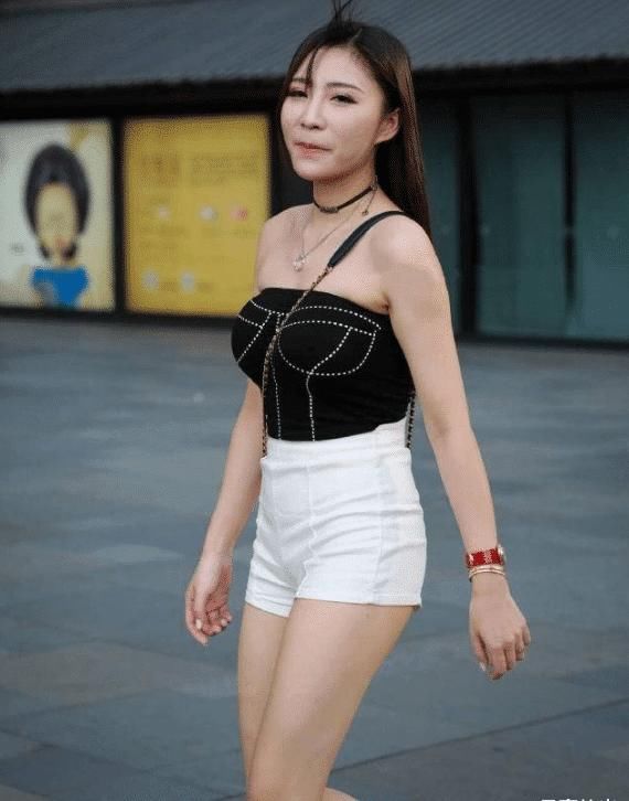  实则|街拍；小姐姐身穿可出席各种场合的时尚单品，实则性感迷人