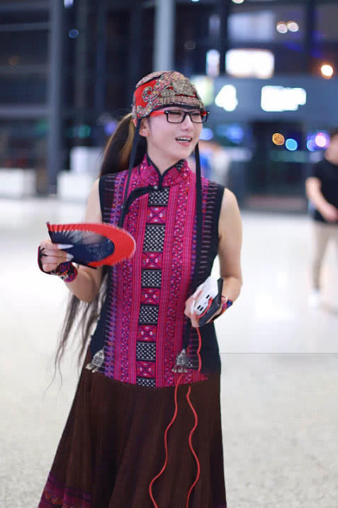 60岁杨丽萍红色民族风，高颜值帽真吸睛！网友：看着不过20岁