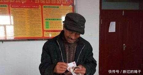 专家想不明白有钱人不愁吃穿，为何还要抢低保老农说出实话