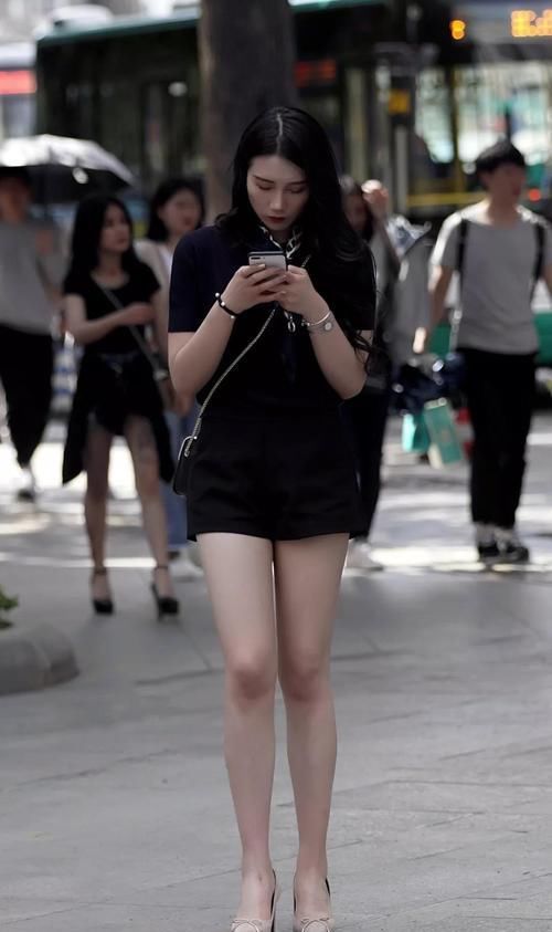  美女|街拍美女：大城市的小姐姐，为何穿上高跟鞋那么有女神范？