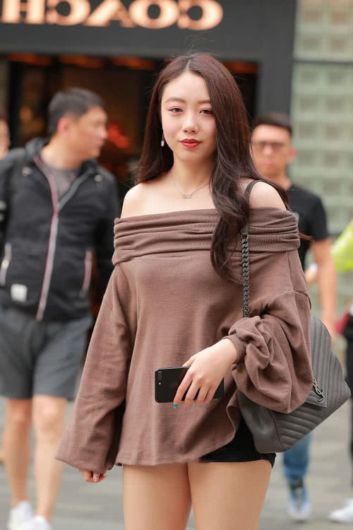 微胖熟女，小短裤紧绷丰满大腿，宽松上衣遮不住那傲人的上围