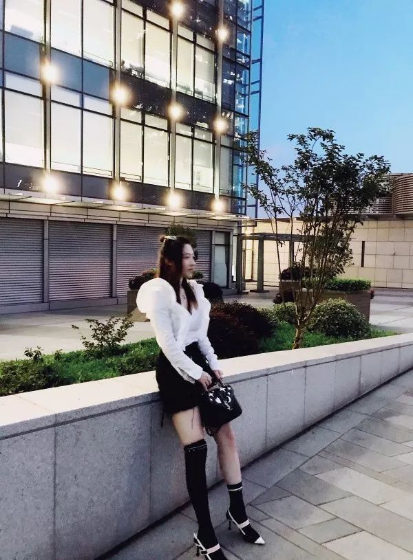 Angelababy穿Dior裙在跑男正经唱歌，这么美的纱裙何穗拿来套T恤?