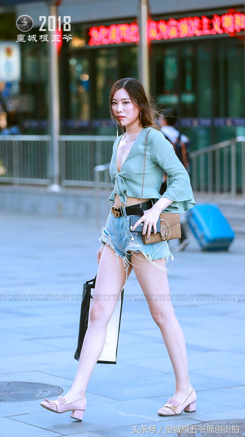 街拍:那些身材好颜值高的姑娘，都喜欢独自逛街