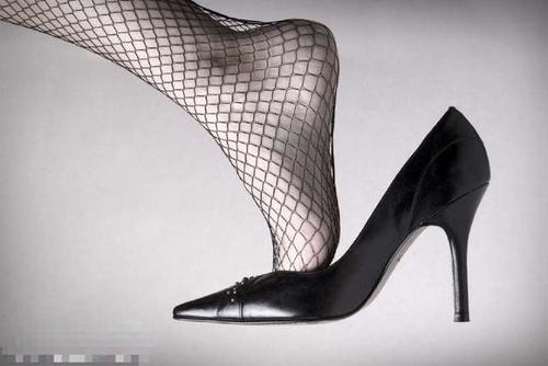 9款最有女人味的高跟鞋，晚上穿给老公看，保证再不说你乱花钱！