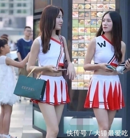 出风头■街拍美女小姐姐：闺蜜行,这样出风头,能考虑一下路人的感受吗！